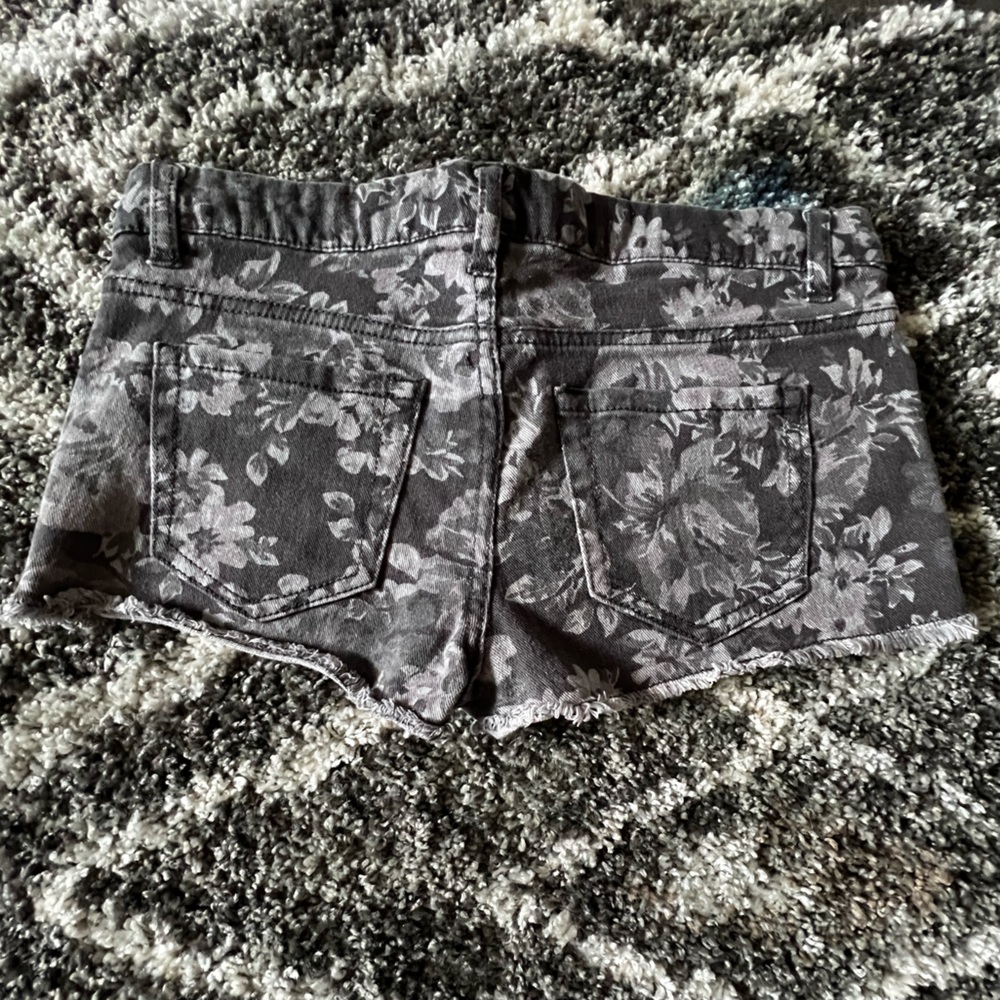 21 Denim, Size 27, Dark Grey Flower Print Short Shorts. - Picture 3 of 4